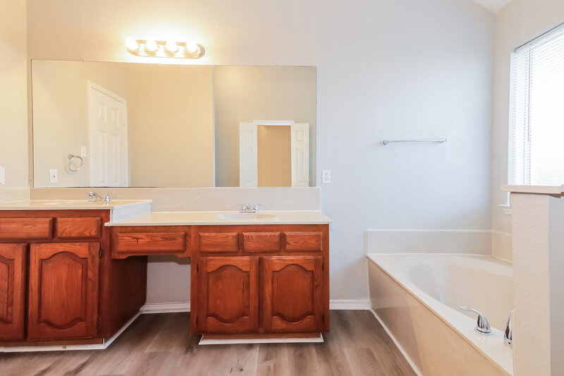 1,930/Mo, 2310 Summit Dr McKinney, TX 75071 Main Bathroom View