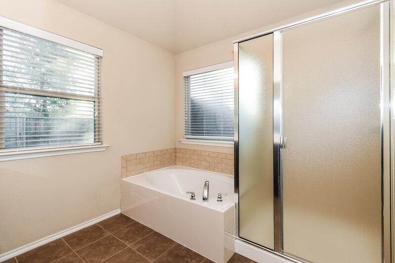 2,230/Mo, 2721 Leslie Ln Anna, TX 75409 Main Bathroom View