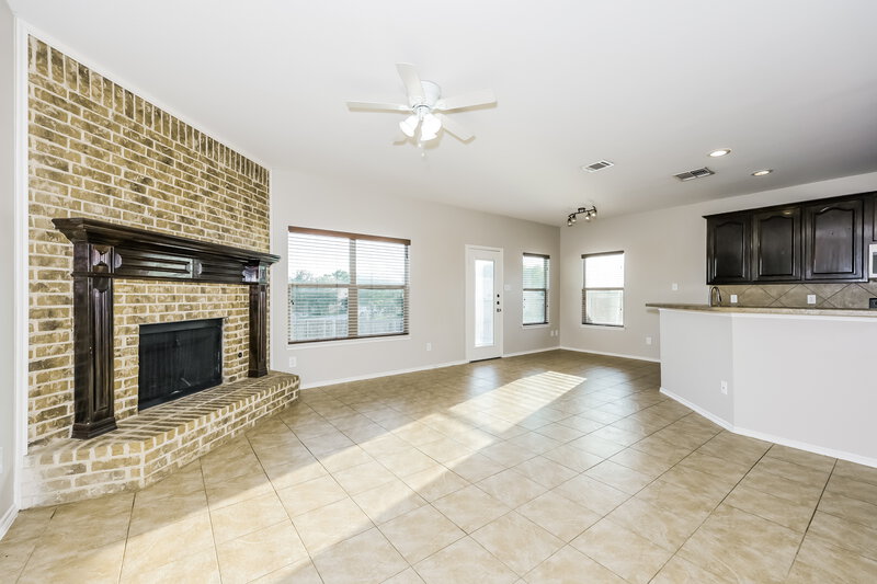 2,150/Mo, 1082 Carpenter Ct Lavon, TX 75166 Living Room View 2