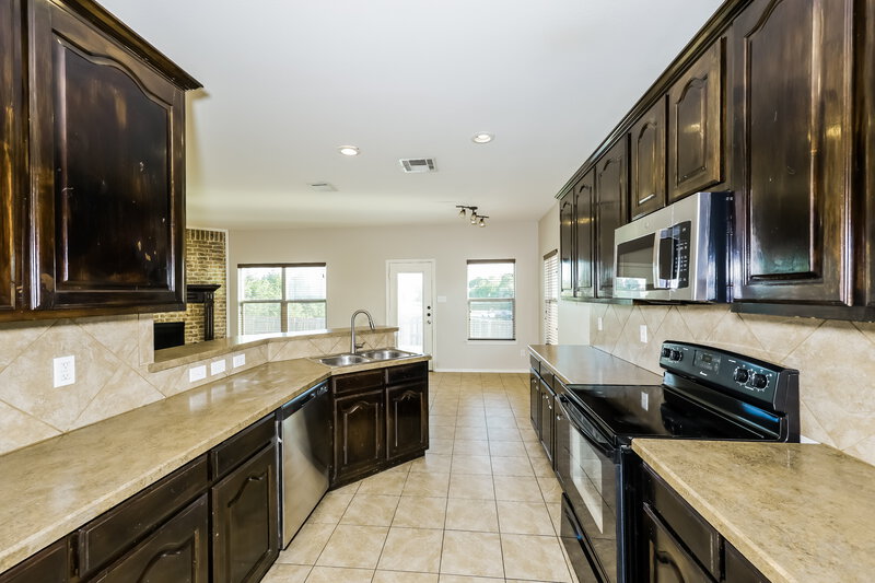 2,150/Mo, 1082 Carpenter Ct Lavon, TX 75166 Kitchen View 2