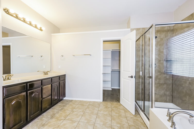 2,150/Mo, 1082 Carpenter Ct Lavon, TX 75166 Main Bathroom View