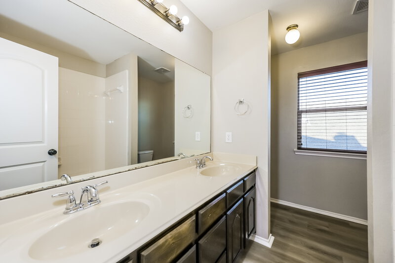 2,150/Mo, 1082 Carpenter Ct Lavon, TX 75166 Bathroom View