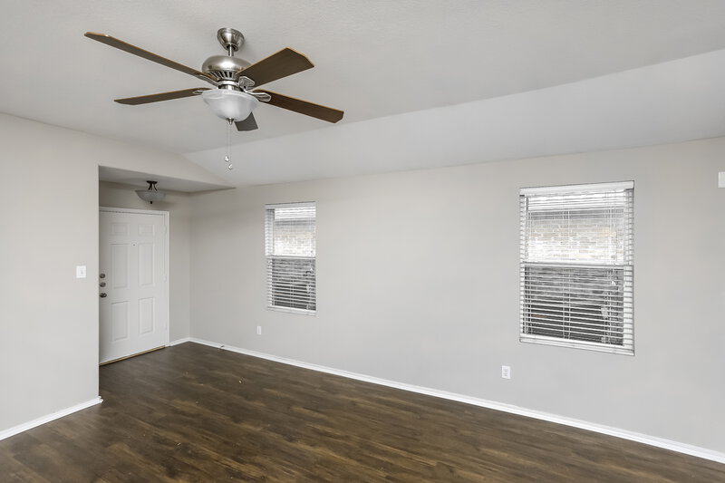 1,900/Mo, 516 Cleveland Dr Lavon, TX 75166 Living Room View 2