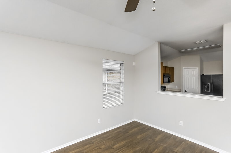 1,900/Mo, 516 Cleveland Dr Lavon, TX 75166 Living Room View 3