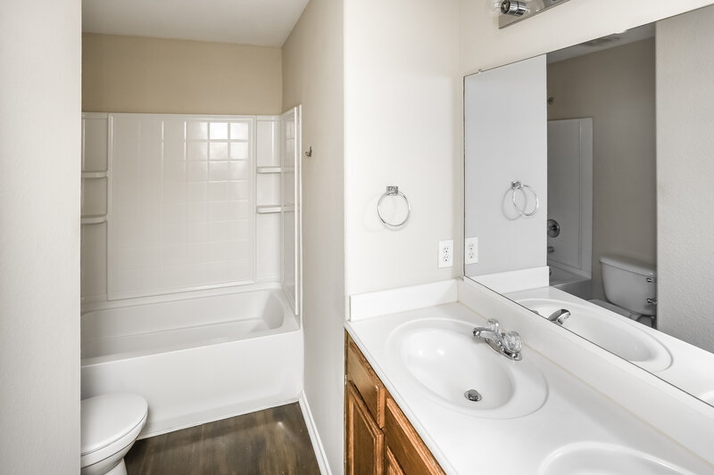 1,900/Mo, 516 Cleveland Dr Lavon, TX 75166 Bathroom View