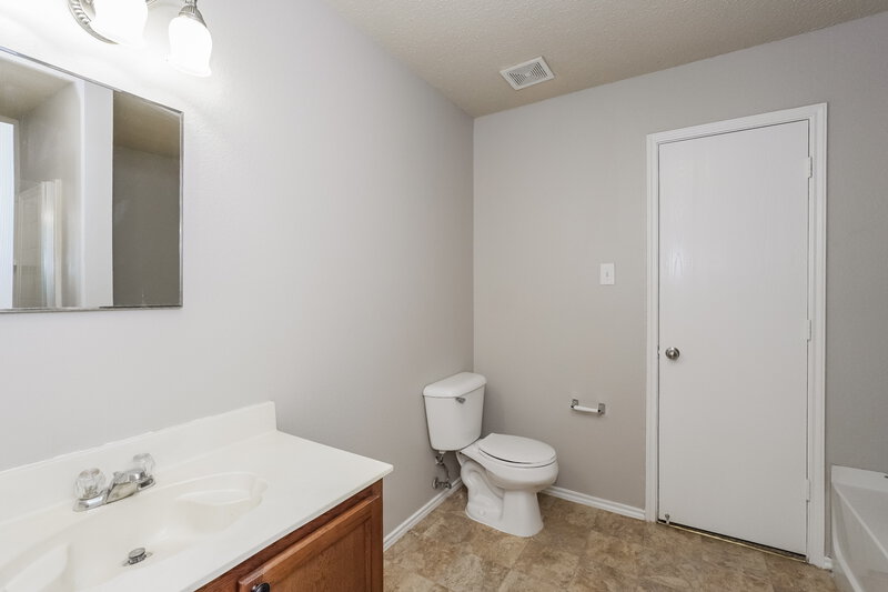 2,145/Mo, 816 Bessemer Dr Wylie, TX 75098 Main Bathroom View