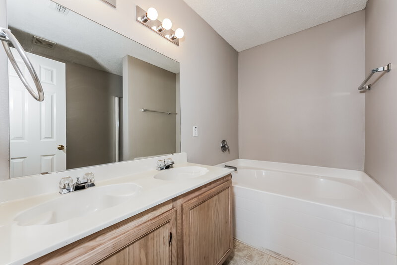1,985/Mo, 521 Merton Ct Crowley, TX 76036 Main Bathroom View