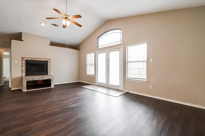 2,220/Mo, 404 Roan Ln Red Oak, TX 75154 Living Room View