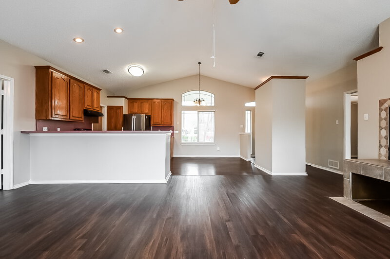 2,220/Mo, 404 Roan Ln Red Oak, TX 75154 Living Room View 2