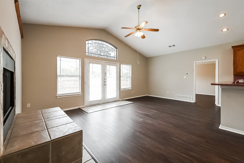 2,220/Mo, 404 Roan Ln Red Oak, TX 75154 Living Room View 3