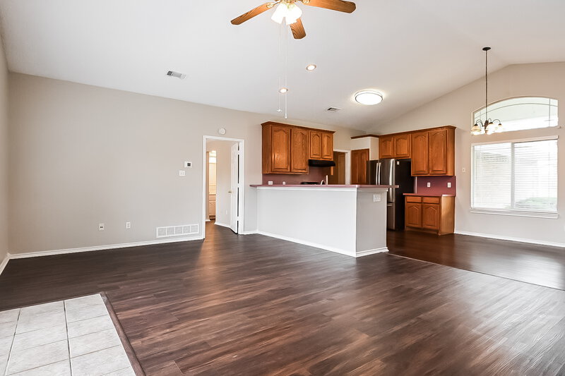 2,220/Mo, 404 Roan Ln Red Oak, TX 75154 Living Room View 4