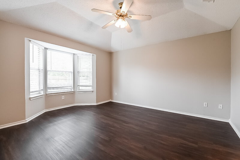 2,220/Mo, 404 Roan Ln Red Oak, TX 75154 Main Bedroom View