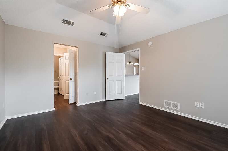 2,220/Mo, 404 Roan Ln Red Oak, TX 75154 Main Bedroom View 2