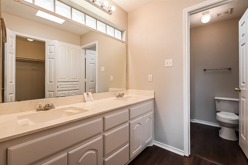 2,220/Mo, 404 Roan Ln Red Oak, TX 75154 Main Bathroom View