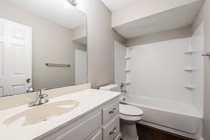 2,220/Mo, 404 Roan Ln Red Oak, TX 75154 Bathroom View