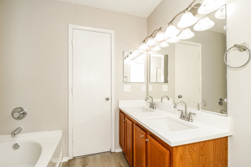 2,820/Mo, 1221 Candler Dr Lancaster, TX 75134 Main Bathroom View