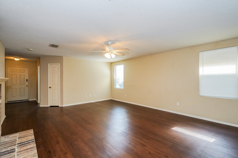 2,180/Mo, 3520 Clydesdale Dr Denton, TX 76210 Living Room View