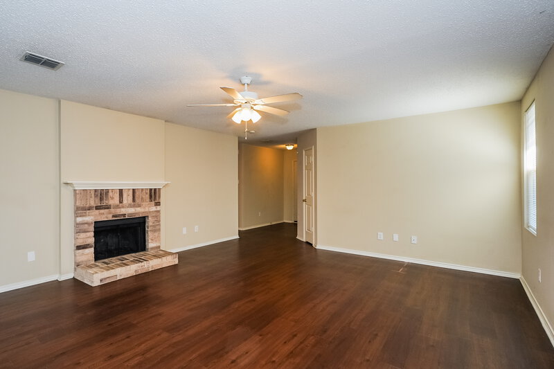 2,180/Mo, 3520 Clydesdale Dr Denton, TX 76210 Living Room View 2