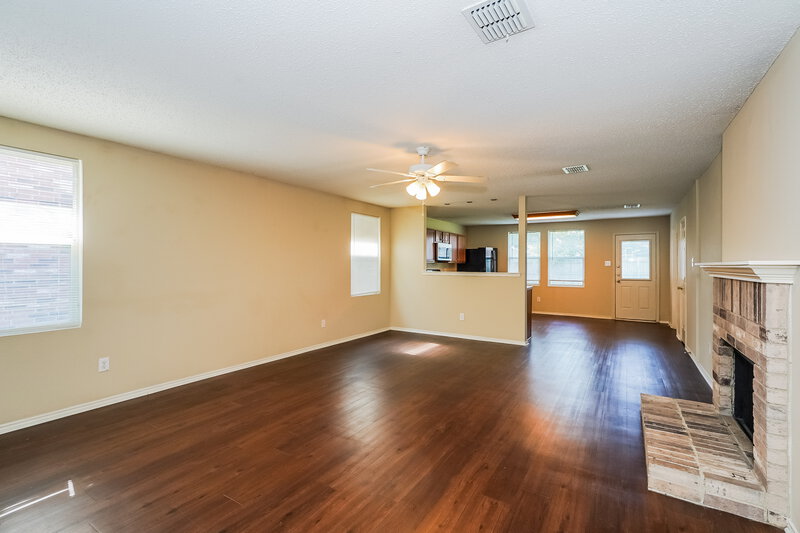 2,180/Mo, 3520 Clydesdale Dr Denton, TX 76210 Living Room View 3