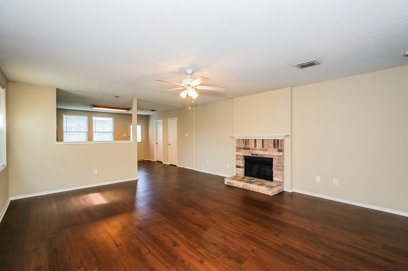 2,180/Mo, 3520 Clydesdale Dr Denton, TX 76210 Living Room View 4