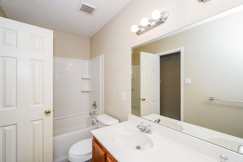 2,180/Mo, 3520 Clydesdale Dr Denton, TX 76210 Main Bathroom View