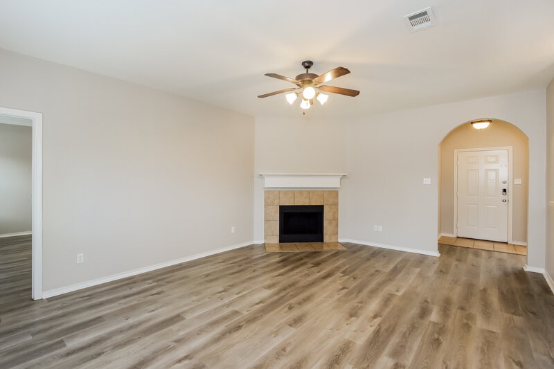 2,100/Mo, 118 Richard Ln Red Oak, TX 75154 Living Room View 2