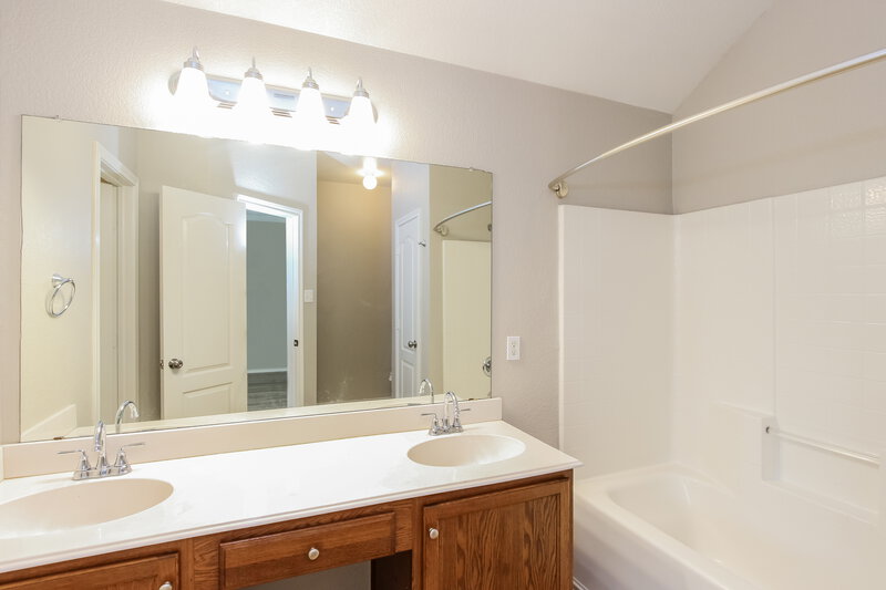 2,100/Mo, 118 Richard Ln Red Oak, TX 75154 Main Bathroom View