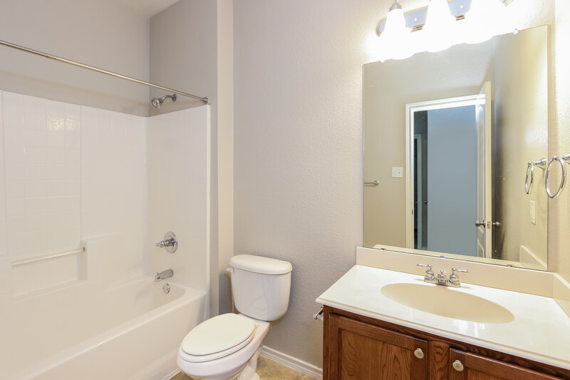 2,100/Mo, 118 Richard Ln Red Oak, TX 75154 Bathroom View