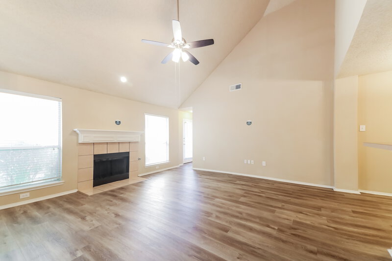 2,180/Mo, 525 Valley View Dr Lewisville, TX 75067 Living Room View 3