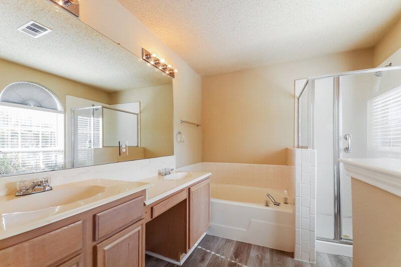 2,180/Mo, 525 Valley View Dr Lewisville, TX 75067 Main Bathroom View