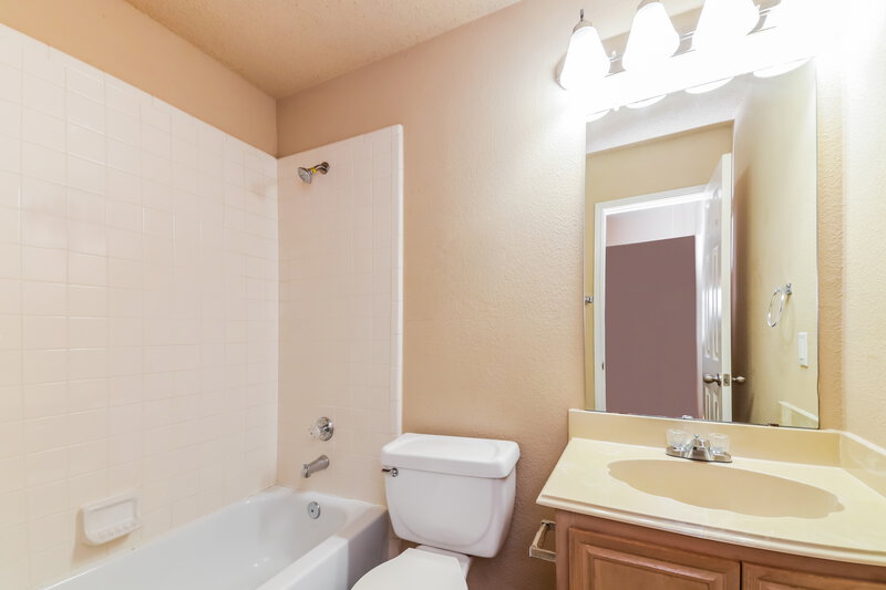 2,180/Mo, 525 Valley View Dr Lewisville, TX 75067 Bathroom View