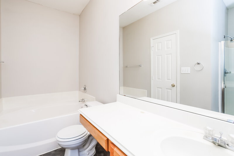 1,750/Mo, 2401 Westheimer Rd Denton, TX 76210 Main Bathroom View