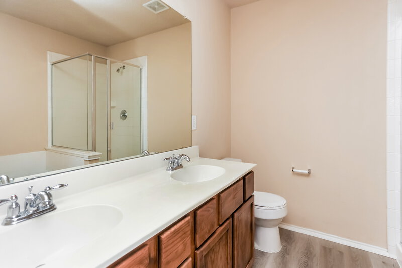 2,640/Mo, 2409 Spoonbill Ct Mesquite, TX 75181 Main Bathroom View