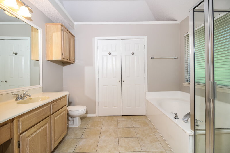 2,435/Mo, 1719 Circle Creek Dr Lewisville, TX 75067 Main Bathroom View