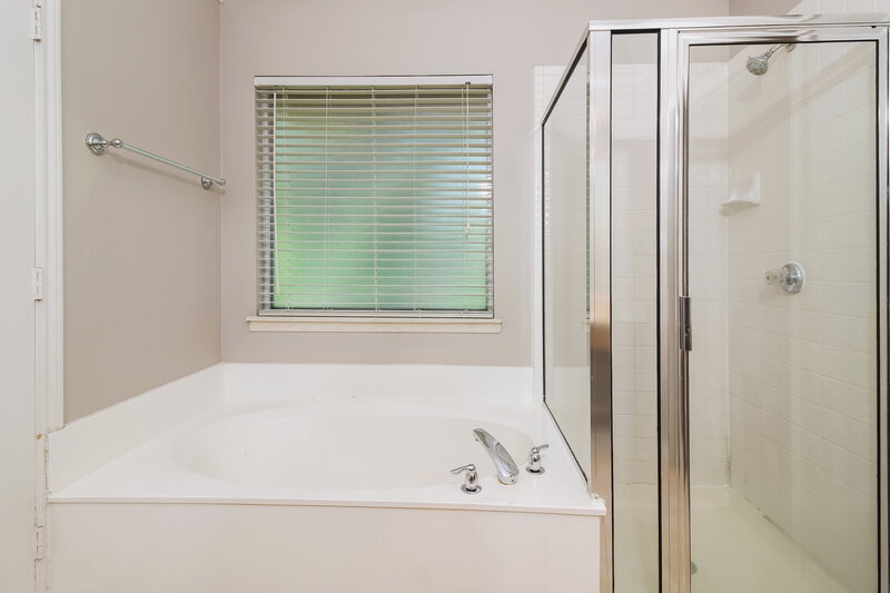 2,435/Mo, 1719 Circle Creek Dr Lewisville, TX 75067 Main Bathroom View 2
