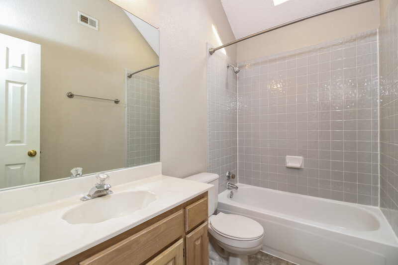 2,435/Mo, 1719 Circle Creek Dr Lewisville, TX 75067 Bathroom View