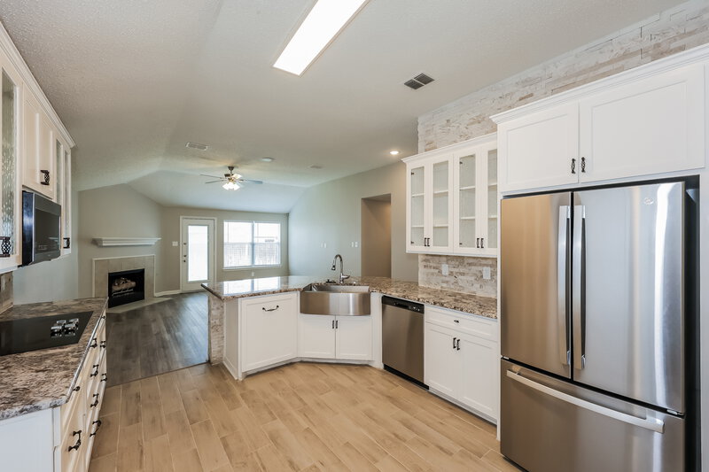 3,180/Mo, 10809 Briaroaks Dr Fort Worth, TX 76140 Kitchen View 2