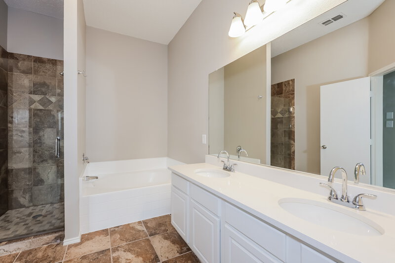 3,180/Mo, 10809 Briaroaks Dr Fort Worth, TX 76140 Main Bathroom View