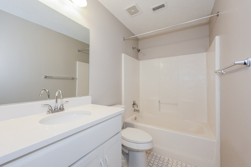 3,180/Mo, 10809 Briaroaks Dr Fort Worth, TX 76140 Bathroom View
