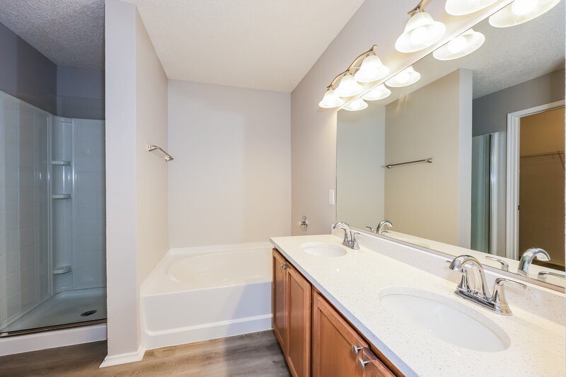 2,685/Mo, 1003 April Showers Ln Lancaster, TX 75134 Main Bathroom View