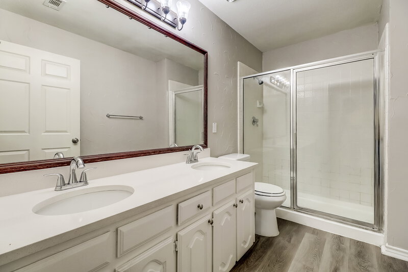 2,705/Mo, 602 Copeland Dr Cedar Hill, TX 75104 Main Bathroom View