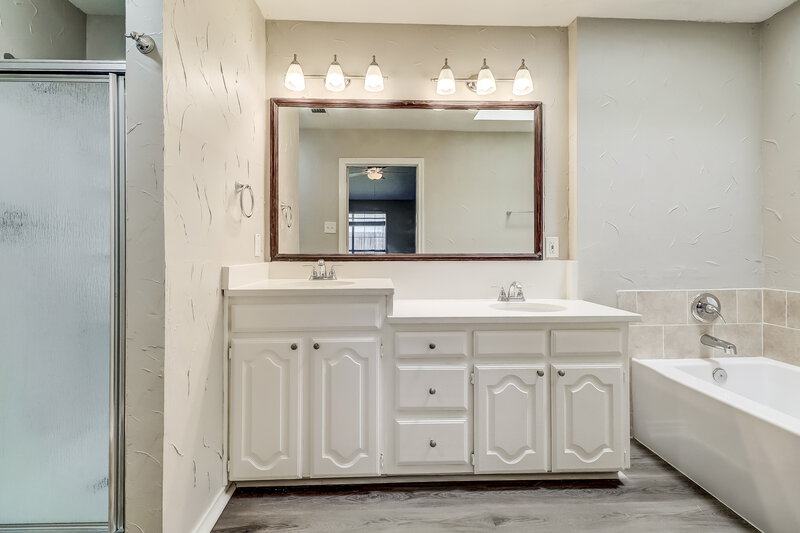 2,705/Mo, 602 Copeland Dr Cedar Hill, TX 75104 Bathroom View