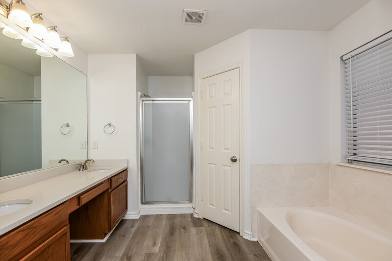 2,225/Mo, 417 Oxford St Burleson, TX 76028 Main Bathroom View