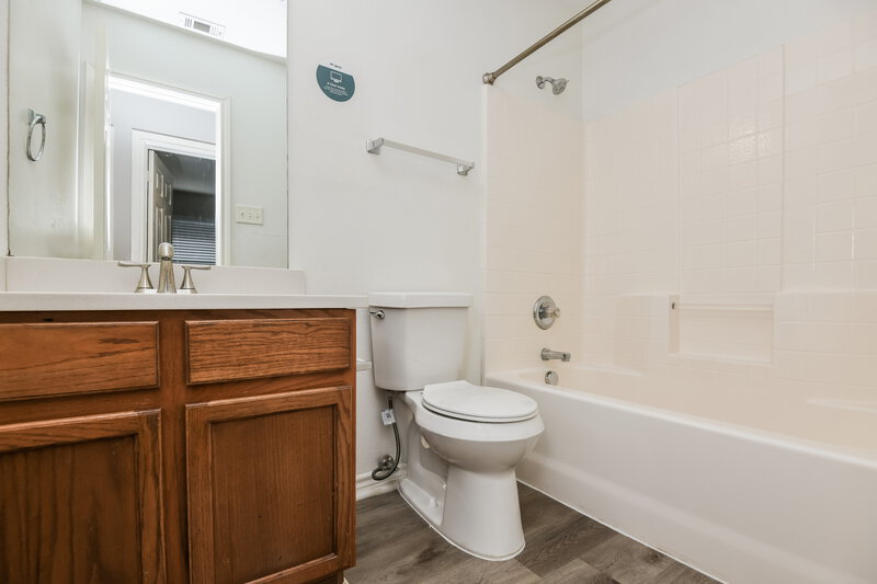 2,225/Mo, 417 Oxford St Burleson, TX 76028 Bathroom View