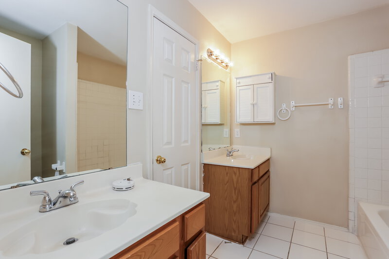 1,790/Mo, 617 Dayton Rd Mansfield, TX 76063 Main Bathroom View