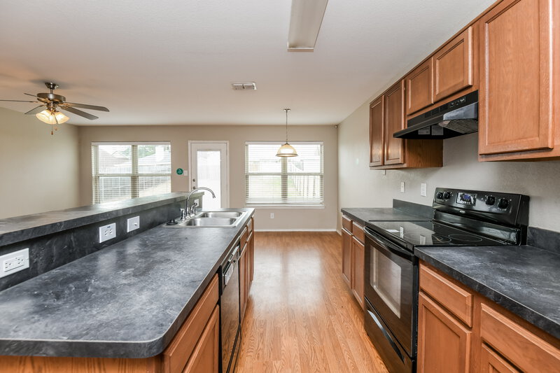 1,990/Mo, 815 Village Point Ln Fort Worth, TX 76108 Kitchen View 2