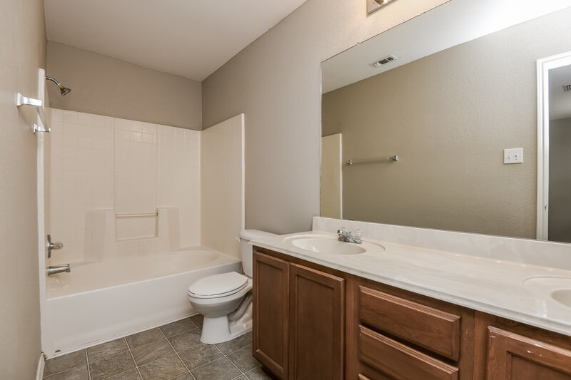 1,990/Mo, 815 Village Point Ln Fort Worth, TX 76108 Main Bathroom View