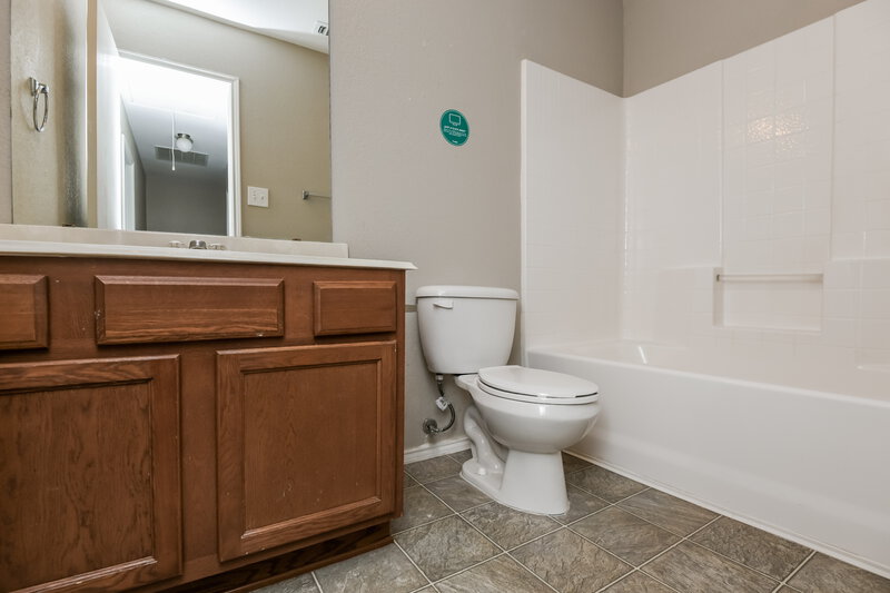 1,990/Mo, 815 Village Point Ln Fort Worth, TX 76108 Bathroom View