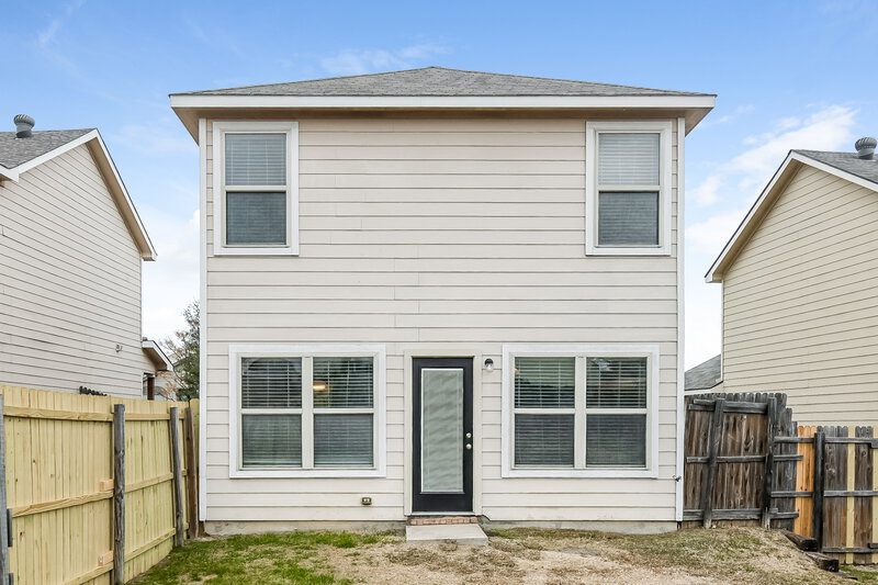 1,990/Mo, 815 Village Point Ln Fort Worth, TX 76108 Rear View