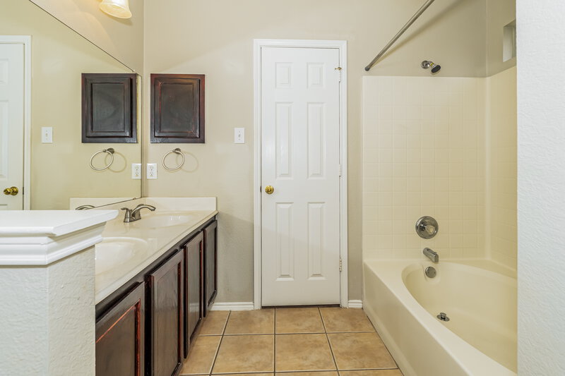 2,380/Mo, 7800 Hidden Path Ln Denton, TX 76210 Main Bathroom View 2